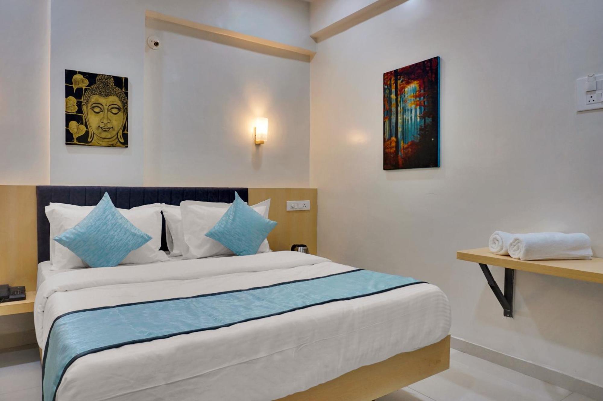 Urban Hometel Pune Luaran gambar